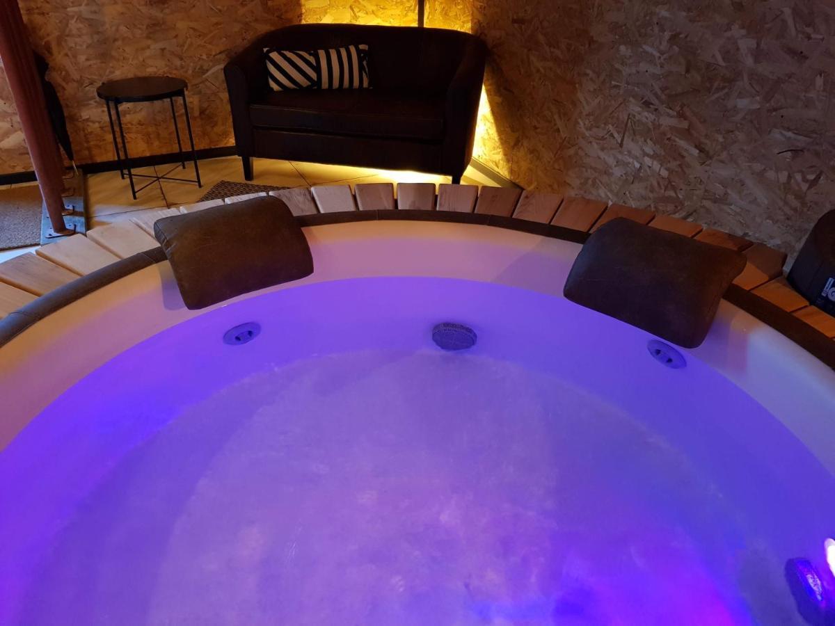 Au Soleil Vert - Chambre De Charme Avec Spa Et Sauna Prives Zeggers-Cappel エクステリア 写真